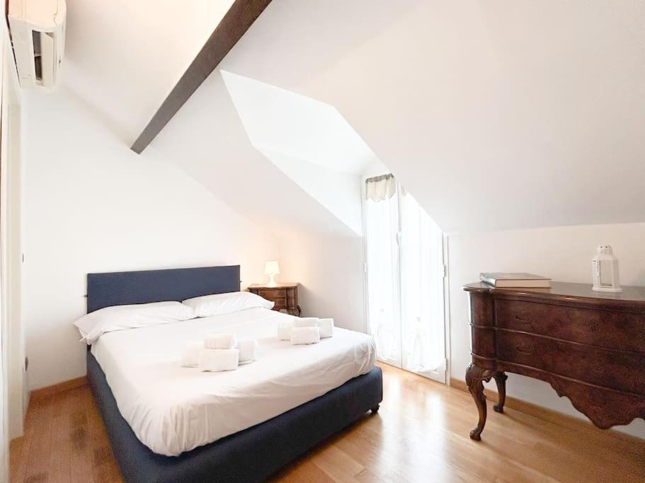 Elegante Mansarda 300Mt Dal Mare - Centro - Wifi Apartment Savona Luaran gambar
