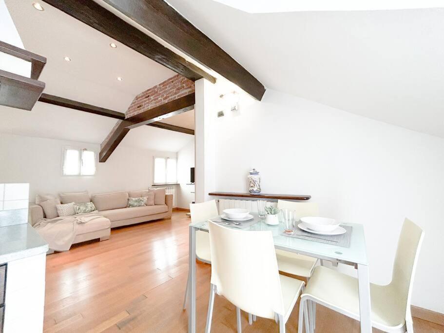 Elegante Mansarda 300Mt Dal Mare - Centro - Wifi Apartment Savona Luaran gambar