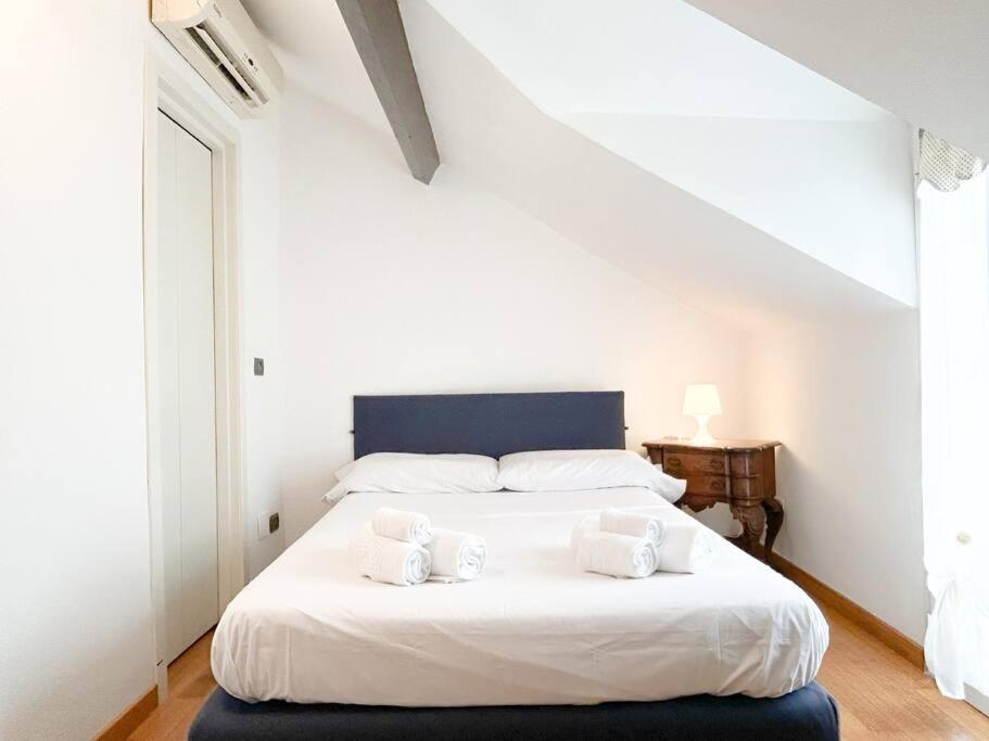 Elegante Mansarda 300Mt Dal Mare - Centro - Wifi Apartment Savona Luaran gambar