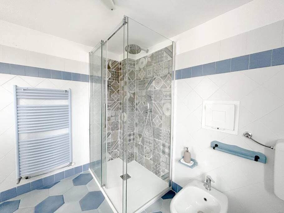 Elegante Mansarda 300Mt Dal Mare - Centro - Wifi Apartment Savona Luaran gambar
