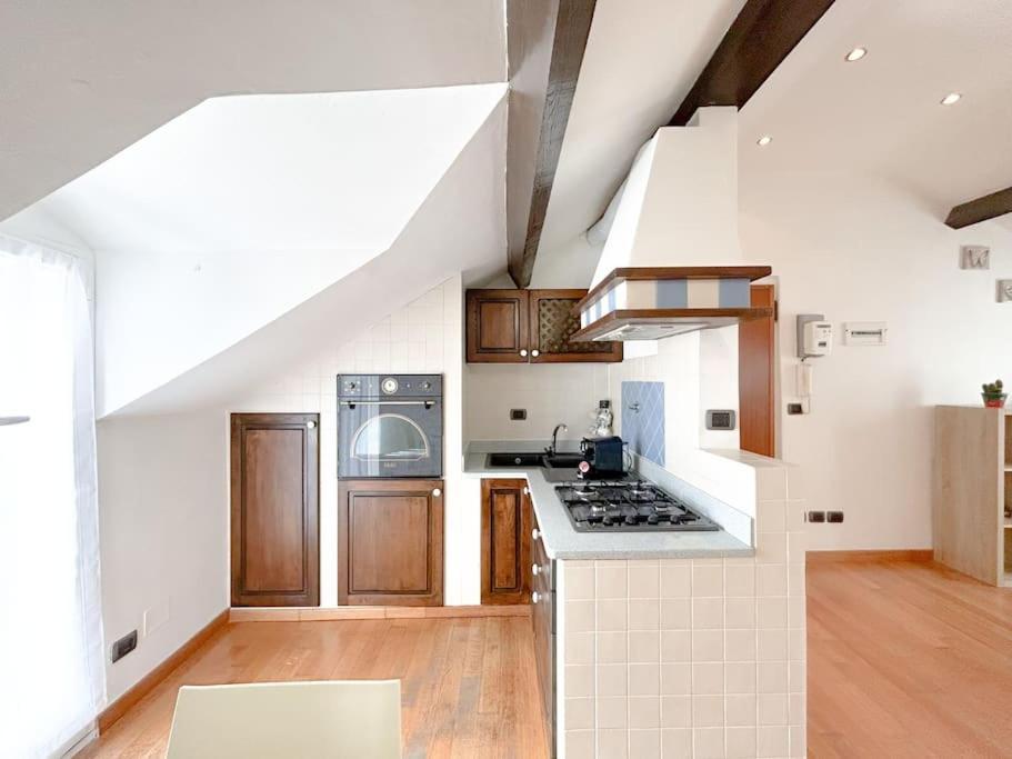 Elegante Mansarda 300Mt Dal Mare - Centro - Wifi Apartment Savona Luaran gambar