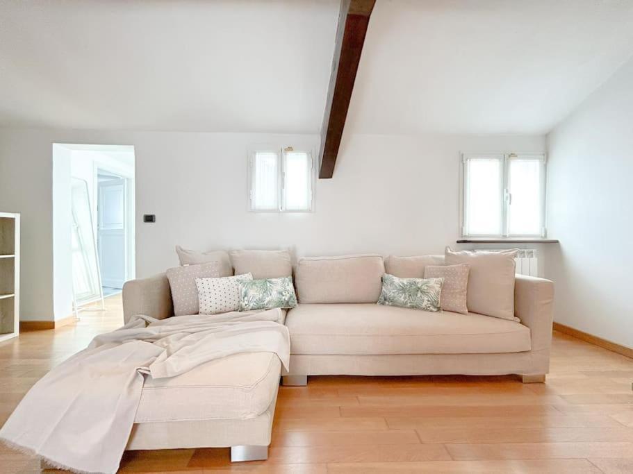 Elegante Mansarda 300Mt Dal Mare - Centro - Wifi Apartment Savona Luaran gambar