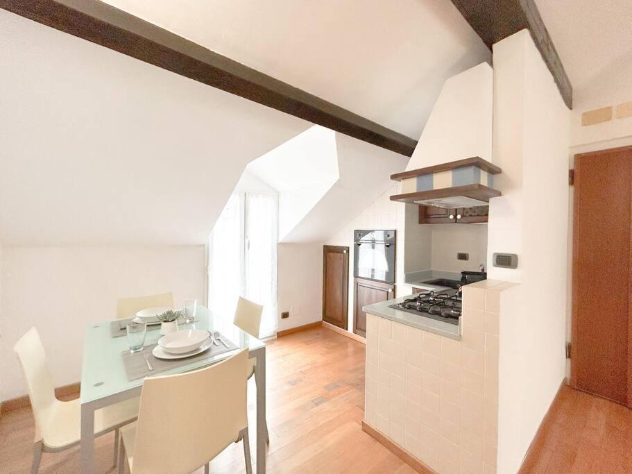 Elegante Mansarda 300Mt Dal Mare - Centro - Wifi Apartment Savona Luaran gambar