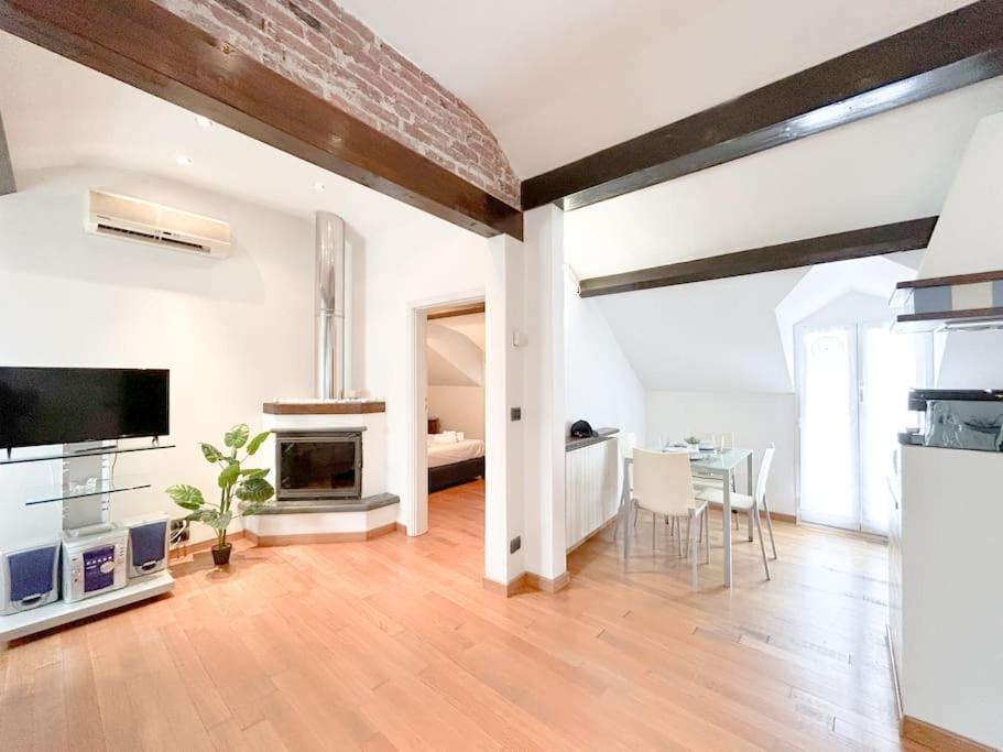 Elegante Mansarda 300Mt Dal Mare - Centro - Wifi Apartment Savona Luaran gambar