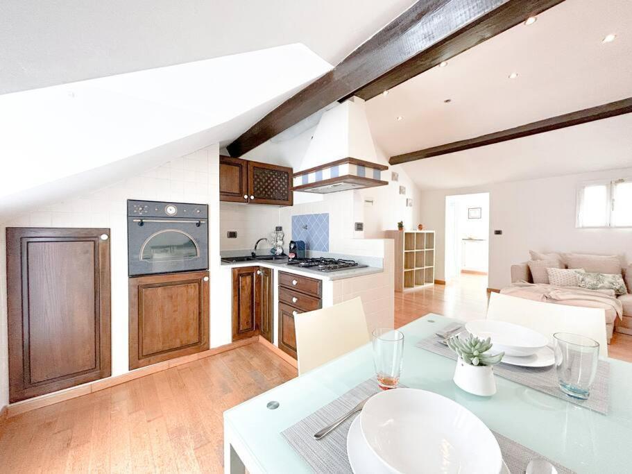 Elegante Mansarda 300Mt Dal Mare - Centro - Wifi Apartment Savona Luaran gambar