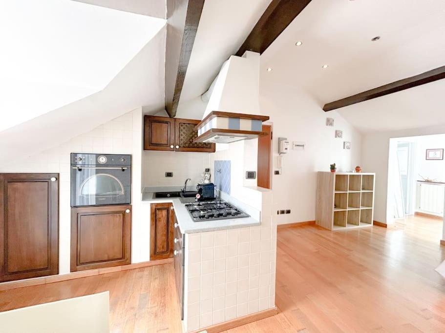 Elegante Mansarda 300Mt Dal Mare - Centro - Wifi Apartment Savona Luaran gambar