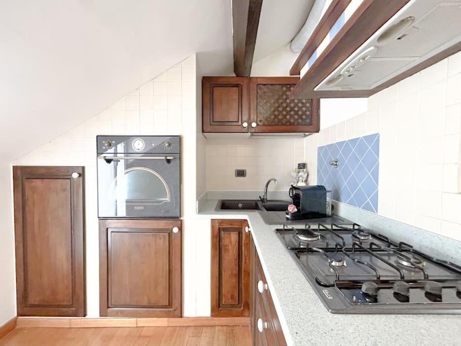 Elegante Mansarda 300Mt Dal Mare - Centro - Wifi Apartment Savona Luaran gambar